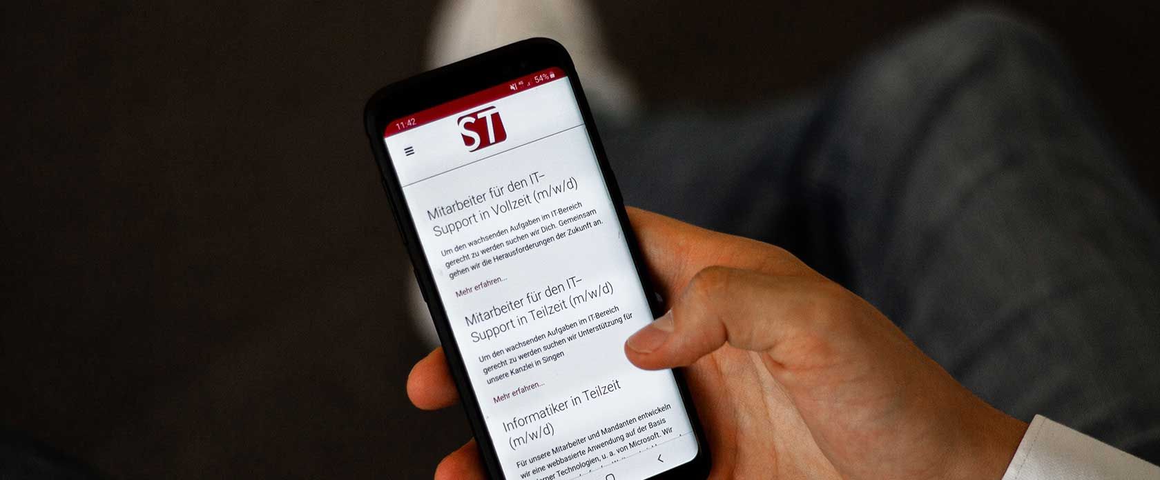 Handydisplay mit der Website von Schmid & Tritschler